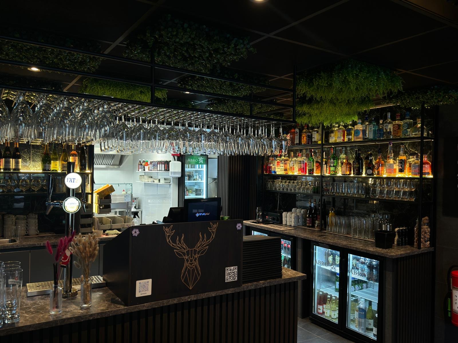 Baren på Aypek's Bar & Kök med brett dryckesutbud