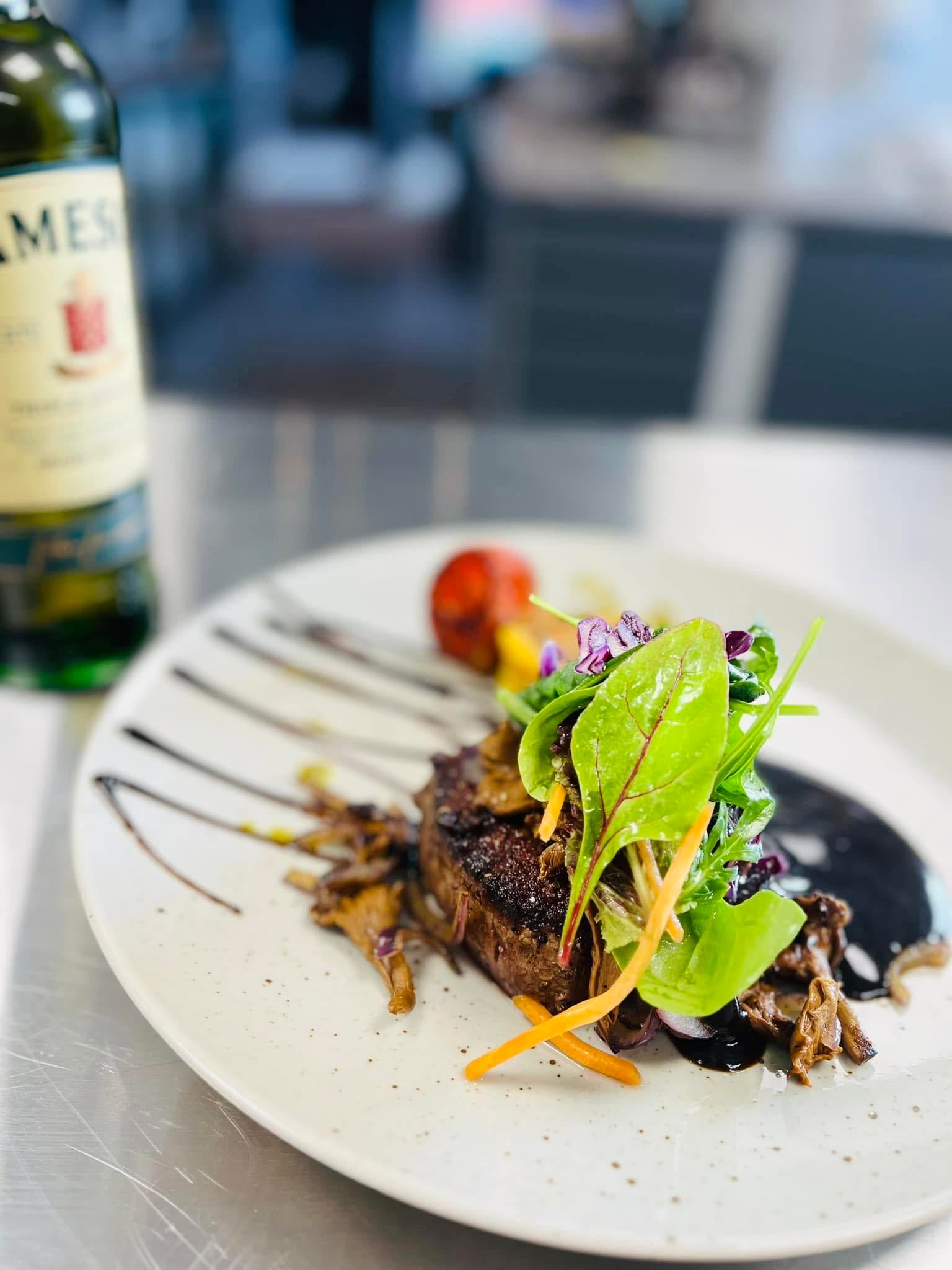 Grillad oxfilé med färska blad och balsamico på Aypek's Bar & Kök