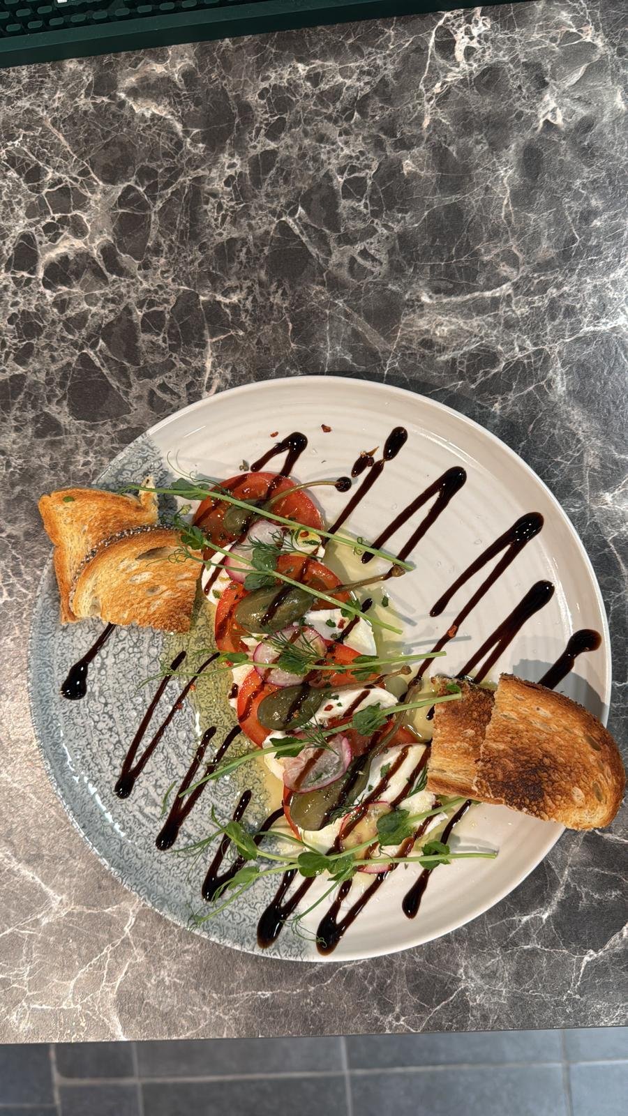 Mozzarella Caprese med tomat och balsamico