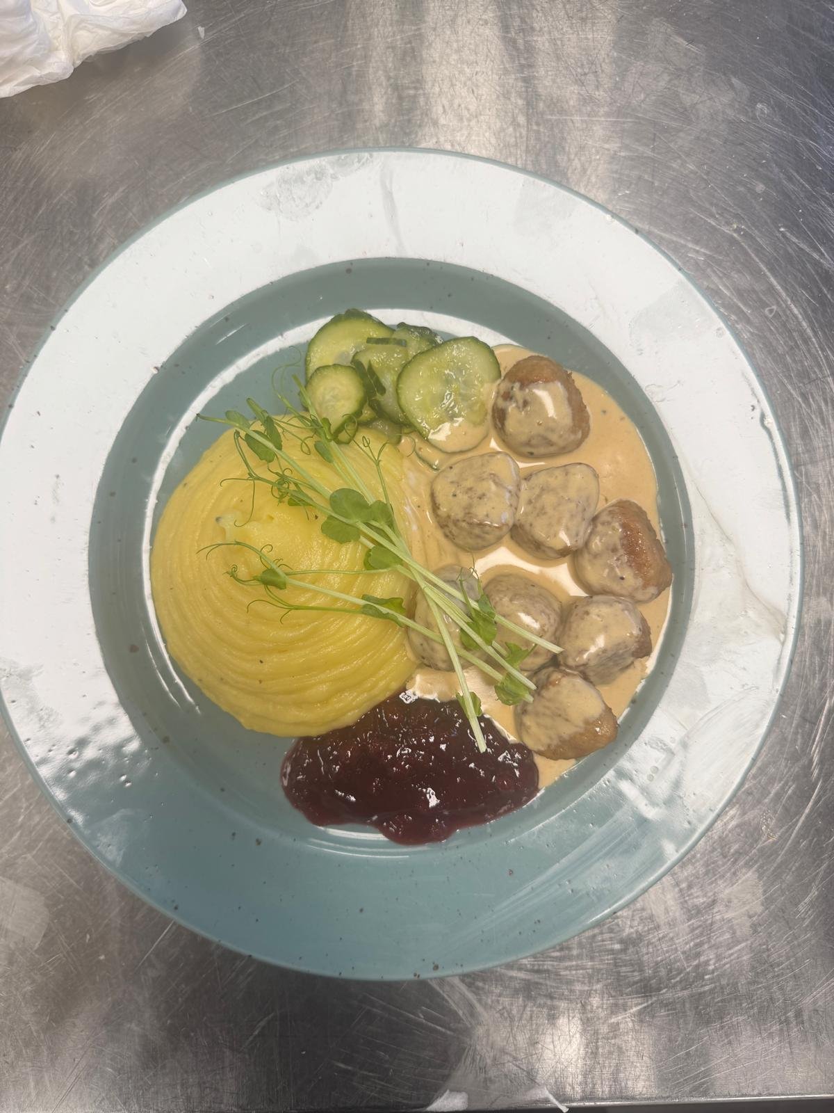 Köttbullar med potatismos och lingon